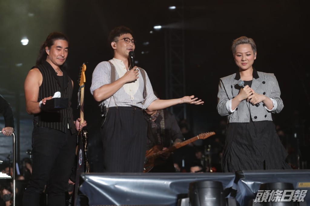 6號（中）跟太太同台合唱時，阿正搞笑遞上紙巾怕他喊。